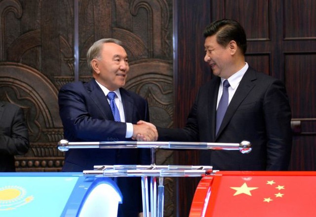 Tổng thống Kazahstan Nursultan Nazarbayev và Chủ tịch Trung Quốc Tập Cận Bình.