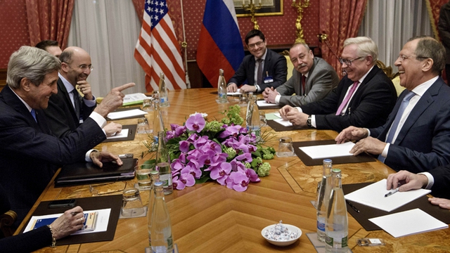 Một phút thư giãn giữa Ngoại trưởng Mỹ John Kerry (trái) và người đồng cấp Nga Sergei Lavrov (phải) trước cuộc họp tại khách sạn Rivage Palace ở Lausanne, Thụy Sĩ hôm 29/3. Ảnh: Reuters.