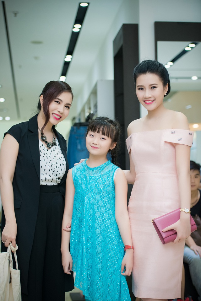 Thanh Tú chụp ảnh kỉ niệm cùng một người mẫu nhí và doanh nhân Lưu Nga - người đang làm giám khảo cho chương trình Fashion Star.