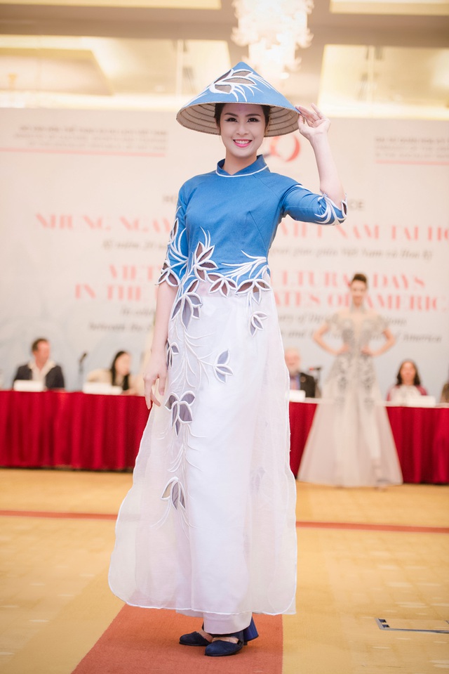 Tham gia chương trình lần này với vai trò người mẫu, Ngọc Hân sẽ cùng bốn nhà thiết kế nổi tiếng mang một nét văn hóa của người Việt đến nước Mỹ.