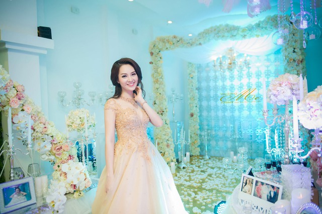 Xuất hiện tại một sự kiện khai trương diễn ra ở Hà Nội, Á hậu Thụy Vân diện soiree màu nude lộng lẫy, khoe vẻ đẹp dịu dàng ở tuổi 29.