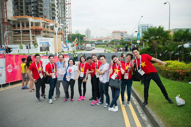 Là đại sứ đồng hành cùng Đoàn thể thao Việt Nam sang Singapore tham dự Seagame 25, Á hậu Dương Tú Anh đến sân vận động từ rất sớm để theo dõi trận thi đấu bóng đá giữa đội tuyển Việt Nam và Lào.