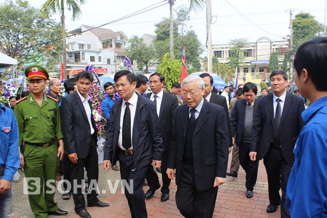 Tổng bí thư Nguyễn Phú Trọng vào viếng.