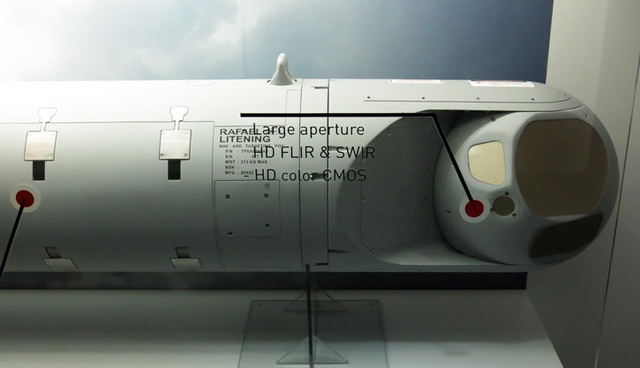 Pod treo ngoài máy bay Litening 5 của công ty RAFAEL chế tạo trang bị cảm biến EO mới giúp tăng cường dẫn bắn cho các loại vũ khí chính xác trang bị trên máy bay.