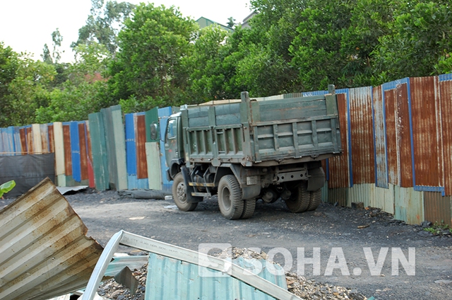 Chiếc ô tô này được cho là của những kẻ đào than bỏ lại tại hiện trường khi có biến