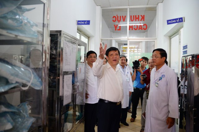 Thứ trưởng Bộ Y tế Nguyễn Thanh Long, trong một đợt giám sát dịch bệnh (Ảnh: Tuổi Trẻ).