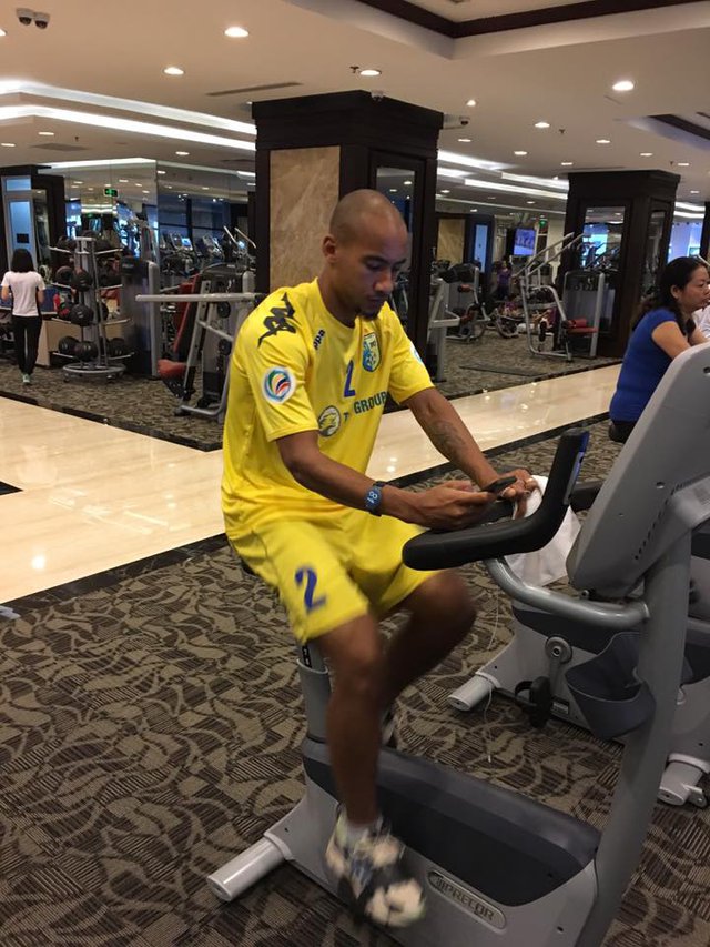 Loris Arnaud miệt mài tập luyện trong phòng gym. Ảnh: Hà Nội T&T FC