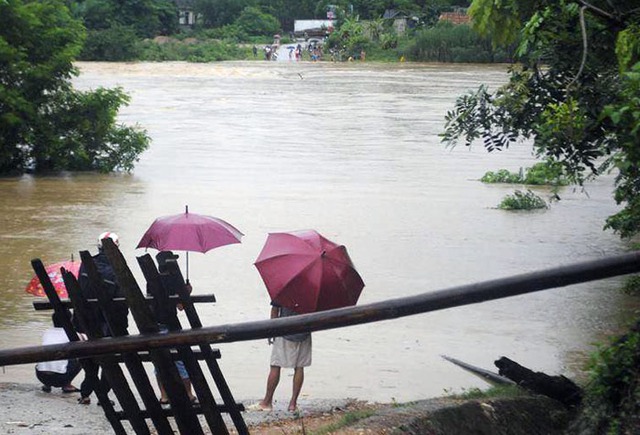 
Đến chiều, cầu ở xã Châu Thắng (Quỳ Châu) đã bị nước lũ nhấn chìm, mức nước sâu từ 0,5-1m.
