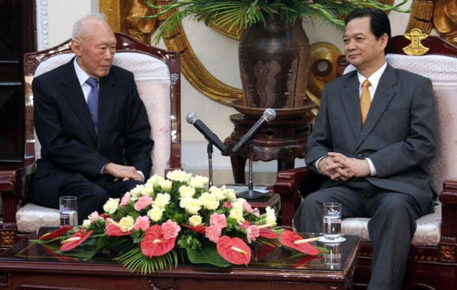 Thủ tướng Nguyễn Tấn Dũng tiếp đón cựu Thủ tướng Lý Quang Diệu tại Nhà khách Chính phủ ở Hà Nội vào ngày 16/1/2007. (Ảnh tư liệu).