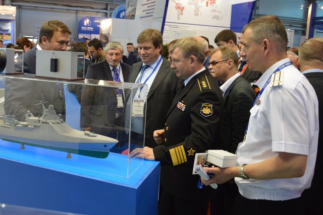 Đại diện nha máy Zelenodolsk giới thiệu mẫu tàu tuần tra/hộ tống thuộc đề án 22160 cho các quan chức Hải quân Nga tại IMDS-2015.