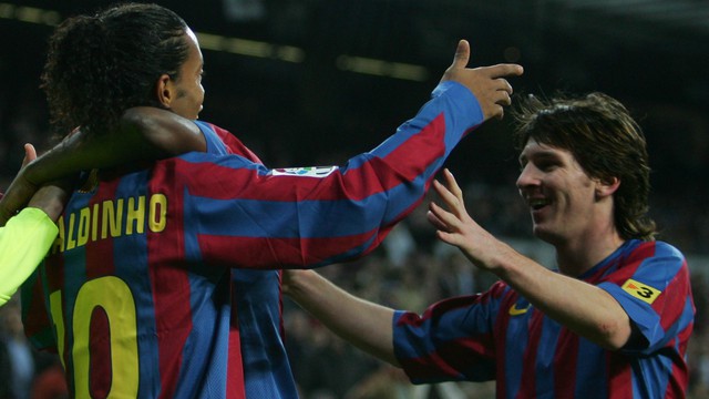 Messi và Ronaldinho trong trận đấu với Real ngày 19/11/2005.