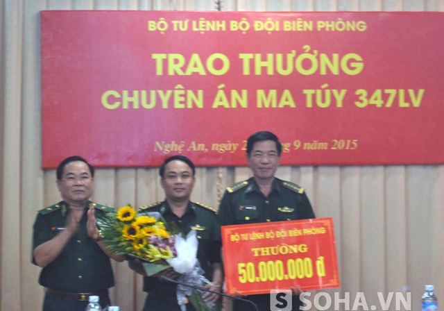 
Thiếu tướng Nguyễn Cảnh Hiền, Phó Tư lệnh BĐBP trao thưởng cho Ban Chuyên án 347 LV.
