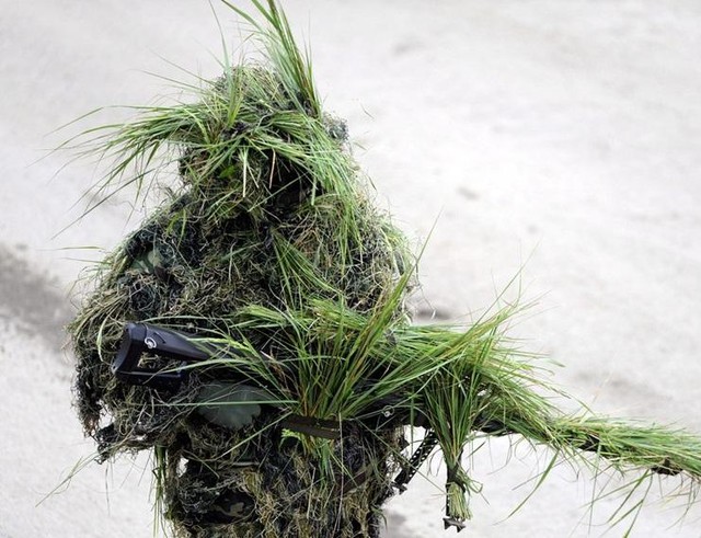 Ngoài ghillie suit thì người lính bắn tỉa này có gắn thêm cỏ để tăng mức độ ngụy trang.