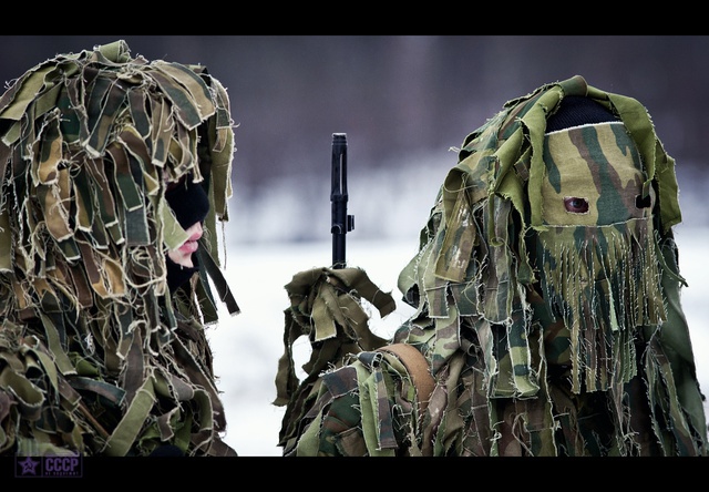 Lính bắn tỉa Nga với ghillie suit.