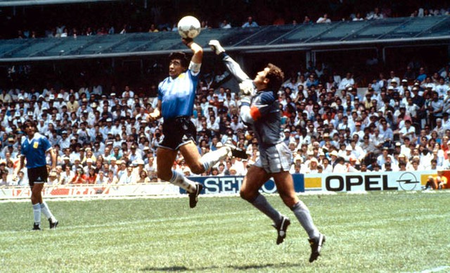 Maradona và bàn thắng được thực hiện bằng tay vào lưới ĐT Anh tại World Cup 1986.