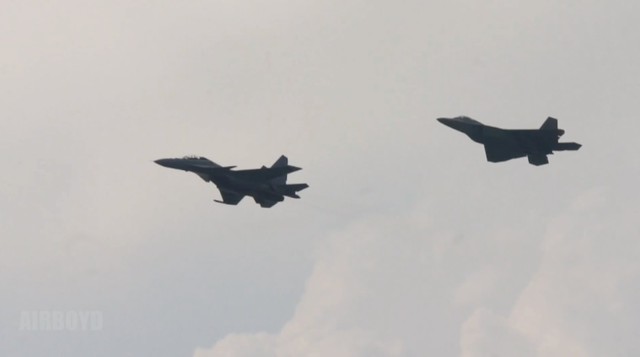 F-22 tỏ ra có nhiều lợi thế hơn Su-30SM trong không chiến