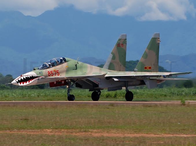 
Su-30MK2 của Việt Nam với họa tiết trang trí Hàm cá mập
