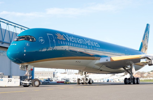 Ngày 6/3/2015 vừa qua tại Toulouse, Pháp, chiếc máy bay A350 XWB đầu tiên của Vietnam Airlines vừa rời khỏi xưởng sơn của Airbus với hình ảnh ngoại thất mới của hãng, mang sắc màu đặc trưng là màu xanh và bông sen vàng.