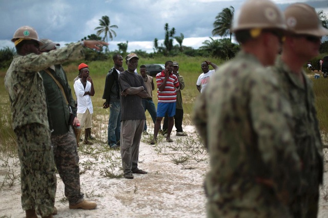 Quân đội Mỹ đổ bộ tới ổ dịch Ebola tại Monrovia, Liberia. Ảnh: AP