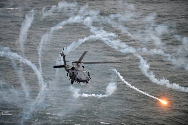 1 chiếc HH-60 Pavehawk đang thử nghiệm khả năng phòng thủ.
