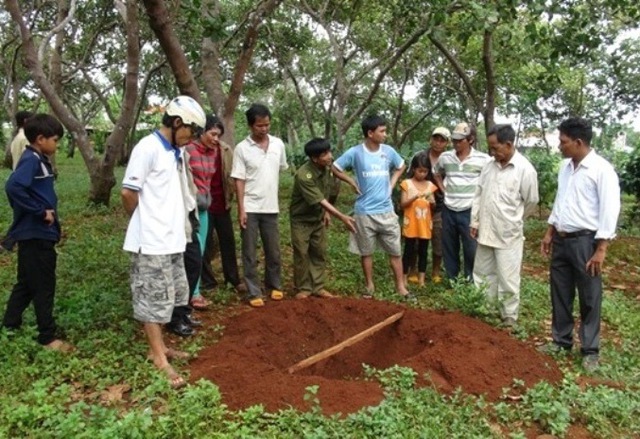 Hố mới đào có nhiều dấu chân được phát hiện sau nhà của vợ chồng Chanh