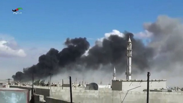 Khói bốc lên mù mịt sau cuộc không kích của Nga nhắm vào ngoại ô thành phố Homs, phía tây Syria, hôm 1/10 vừa qua. Ảnh: Twitter