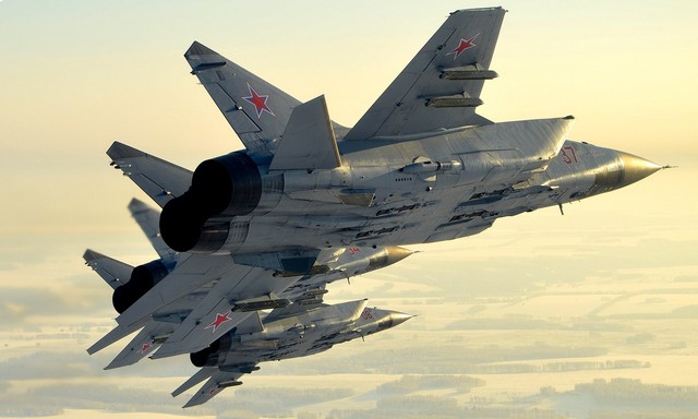 
Biên đội máy bay MiG-31 của Không quân Nga thực hiện huấn luyện trên không.
