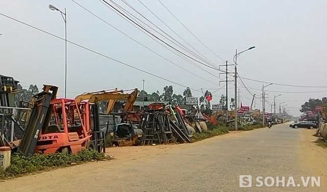 Hàng trăm chiếc máy cẩu đang nằm ở công xưởng mổ xe