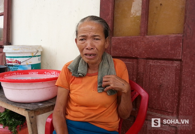 
Bà Trần Thị Hợi vừa tâm sự vừa khóc vì tủi thân với cuộc sống khốn khó.
