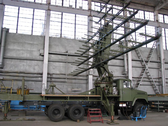 Đài radar MR-1 đang được hoàn thiện tại nhà máy của Iskra