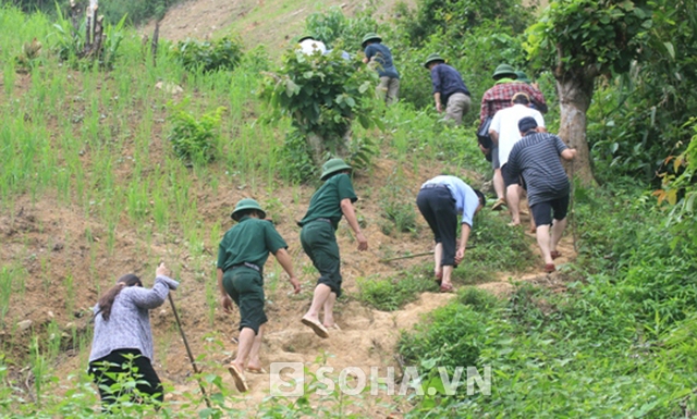 Để vào được hiện trường, lực lượng chức năng phải đi bộ gần 2 giờ đồng hồ đường núi rừng, dốc dựng đứng.