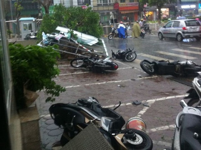 Hình cảnh xe máy đổ ngổn ngang trong cơn giông chiều tối 13/6 ở Hà Nội. Ảnh: Facebook.