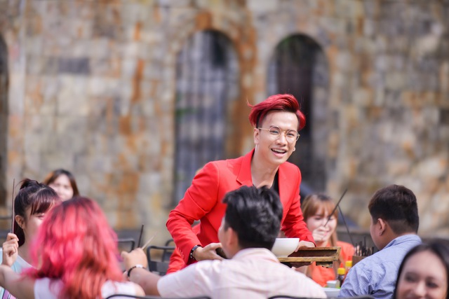 Với mái tóc đỏ thời trang và bộ vest đỏ cá tính, có lẽ Only là một trong những ông chủ hàng phở ngố ngáo nhất Việt Nam.