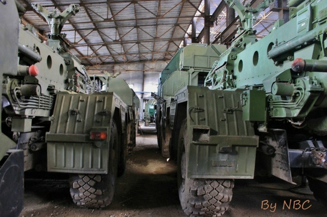 Có thể thấy tại căn cứ này đang lưu trữ rất nhiều xe phóng và xe ra đa của hệ thống phòng không S-300.
