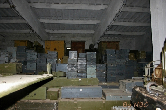 Ngoài xe quân sự thì tại đây còn lưu trữ nhiều bộ phận thay thế cho các thiết bị.