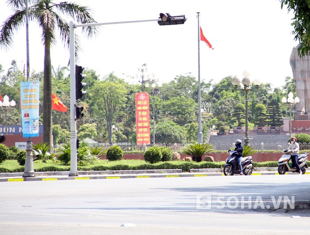 Mấy ngày qua, tiết trời miền Trung và miền Bắc trở nên nắng nóng, nhiệt độ cao khiến cuộc sống người dân bị đảo lộn. Nhiều ngày liền, nhiệt độ trung bình ở mức cao từ 36-39 độ C.