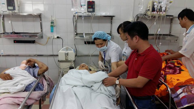 Nạn nhân Nguyễn Thị Hằng, 37 tuổi, hiện đang được điều trị vết thương tại BV Việt Đức. Ảnh: Thành Chung