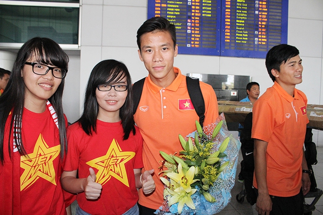 Chiều nay, rất nhiều CĐV đã tới sân bay Tân Sơn Nhất để đón Ngọc Hải và U23 Việt Nam hồi hương