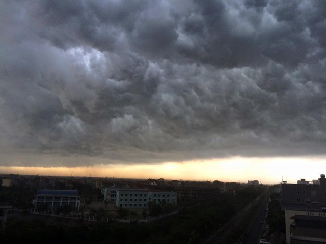 Những đám mây đen khổng lồ bao trùm trước trận mưa lớn: Ảnh: Nguyễn Hữu Quỳnh/otofun (chụp tại đường Ngô Gia Tự - Long Biên).