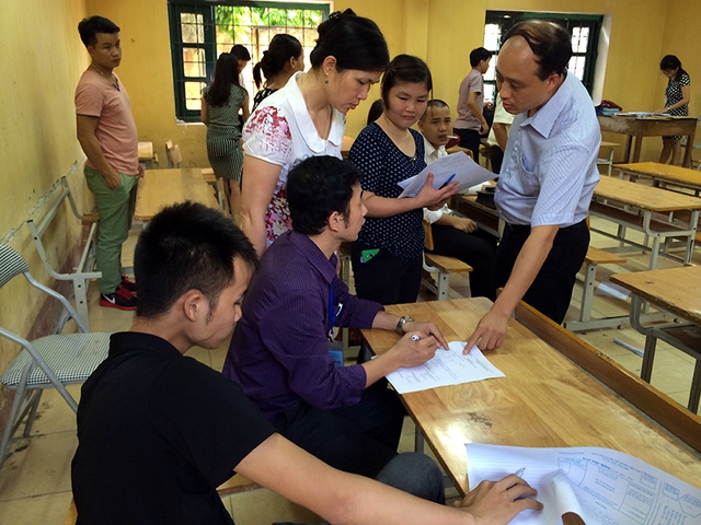 Ông Đoàn Mạnh Hoa (Ngoài cùng bên phải) có mặt tại nơi xảy ra sự việc. (ảnh: Phạm Hoàng Long)