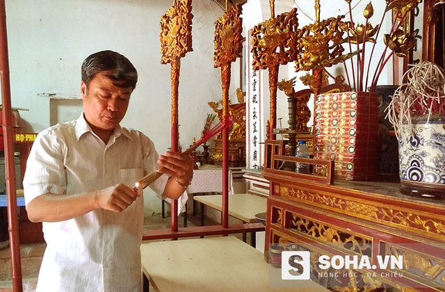 
Ông Phan Huy Thanh thắp hương tại nhà thờ và kể cho PV nghe về truyền thống khoa cử của dòng họ mình (Ảnh: Đ. Tuệ)
