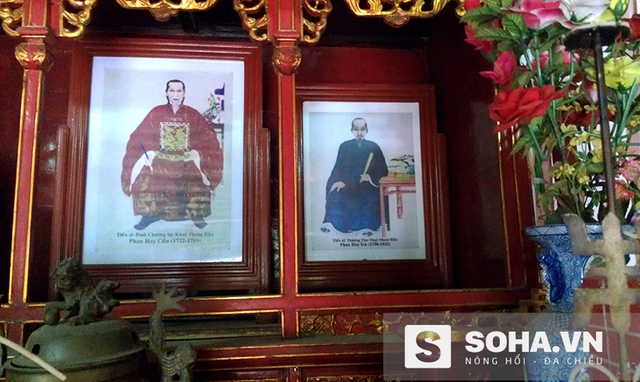 
Chân dung cụ Phan Huy Cẩn (trái) và con trai Phan Huy Ích được treo trang trọng tại nhà thờ họ (Ảnh: Đ. Tuệ)
