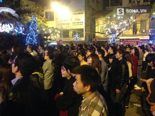Người dân tập trung đông trước cửa nhà thờ lớn tại Hà Nội để chào đón Giáng Sinh (Ảnh: Thế Long)