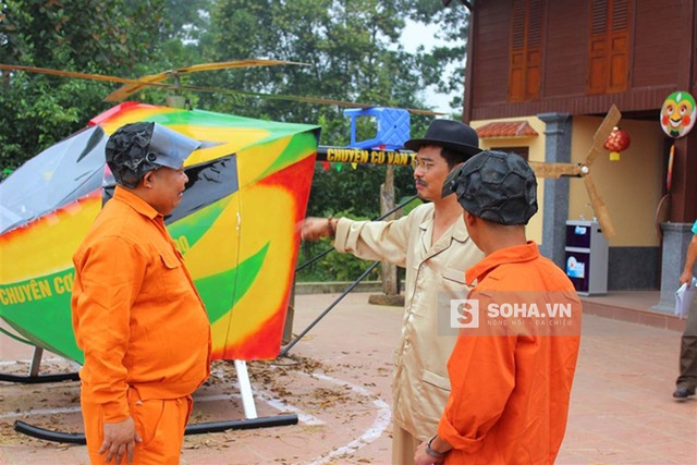 
Chiếc trực thăng này có sức chứa 2 người, có động cơ giúp quay được các cánh quạt và có tỷ lệ khá sát với những chiếc máy bay thật. Tuy nhiên, nó không thể bay được.
