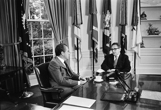 Nixon và Kissinger thảo luận trong văn phòng Tổng thống. Ảnh: WikiMedia