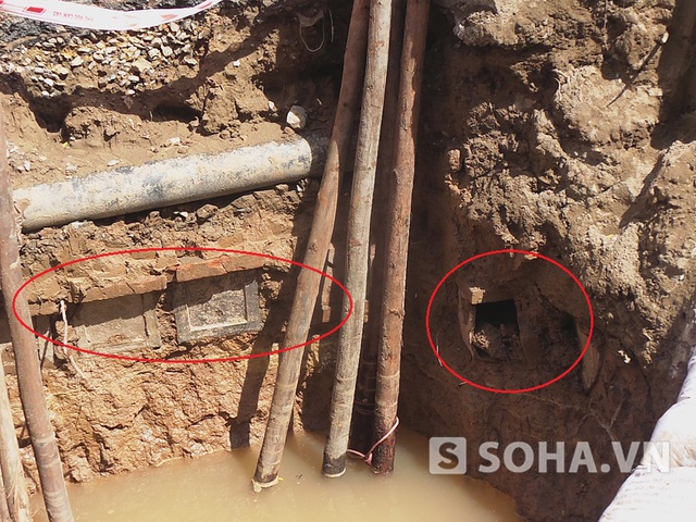 Cũng ở xung quanh hố mới đào này, chúng tôi còn phát hiện nhiều chiếc tiểu khác đã bị vỡ do ảnh hưởng trong lúc thi công đường ông nước.