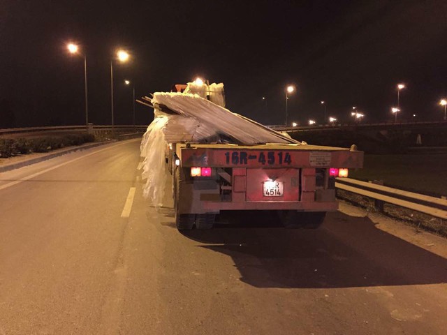 Tài xế chiếc xe container mang rơ móoc 16R: 4514 cho biết, trong lúc đang vào khúc cua dẫn lên cầu Thanh Trì để đi ra quốc lộ 1B thì một chiếc xe con vượt lên.
