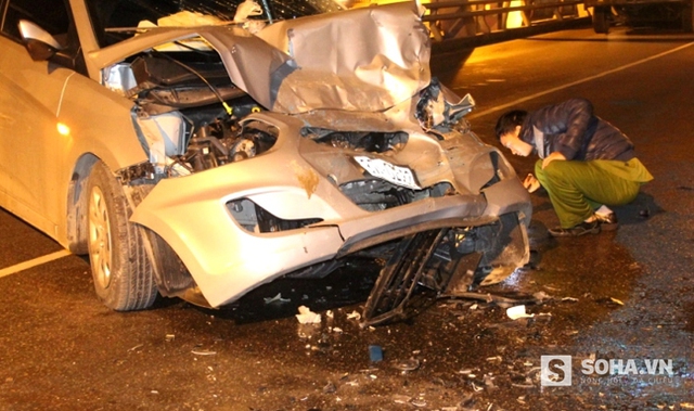 
Chiếc xe con nát đầu sau vụ tai nạn kinh hoàng.
