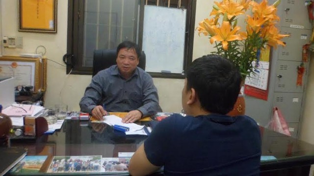Bác sĩ Nguyễn Văn Dũng đang tư vấn cho bệnh nhân bị loạn dục (Ảnh Hoàng Anh)
