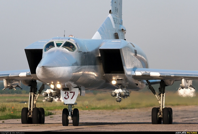 
Tu-22M3 Backfire C, dễ nhận thấy nhất ở cửa hút khí tương tự F-15 Eagle của Mỹ
